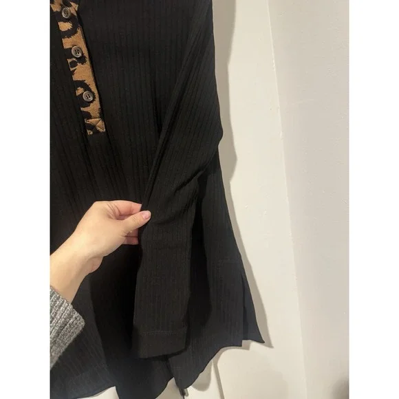 Alembika‎ Women's Black Button Down Leopard Shirt Long Sleeves Ribbed Sz 0